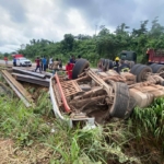 Burkinabé truck driver escapes death on Accra–Kumasi highway after swerving to avoid VIP bus 4 Burkinabé truck driver escapes death on Accra–Kumasi highway after swerving to avoid VIP bus