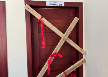 Angry NDC supporters lock up Ejisu NHIA office over ‘appointments neglect’ 4 Angry NDC supporters lock up Ejisu NHIA office over ‘appointments neglect’