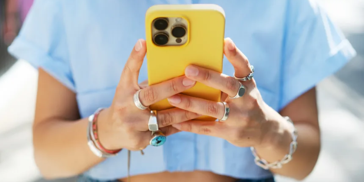 heavy social media use linked to lower youth happiness world happiness report