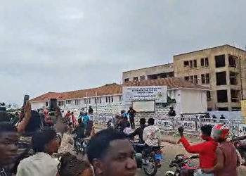 NPP supporters gather at EOCO headquarters demanding release of Miracles Aboagye 10 NPP supporters gather at EOCO headquarters demanding release of Miracles Aboagye