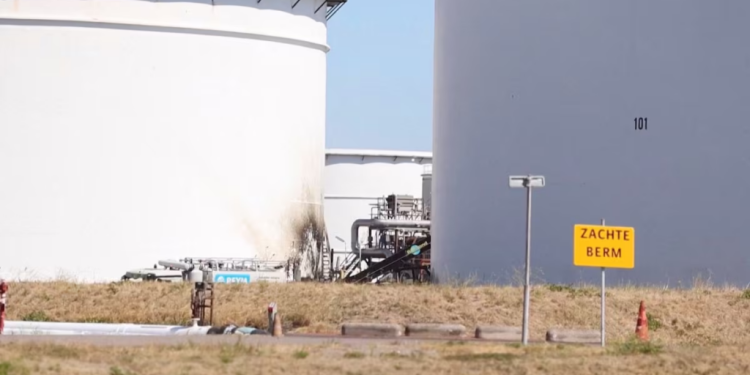 one dead six injured in blast at rotterdam petroleum storage facility